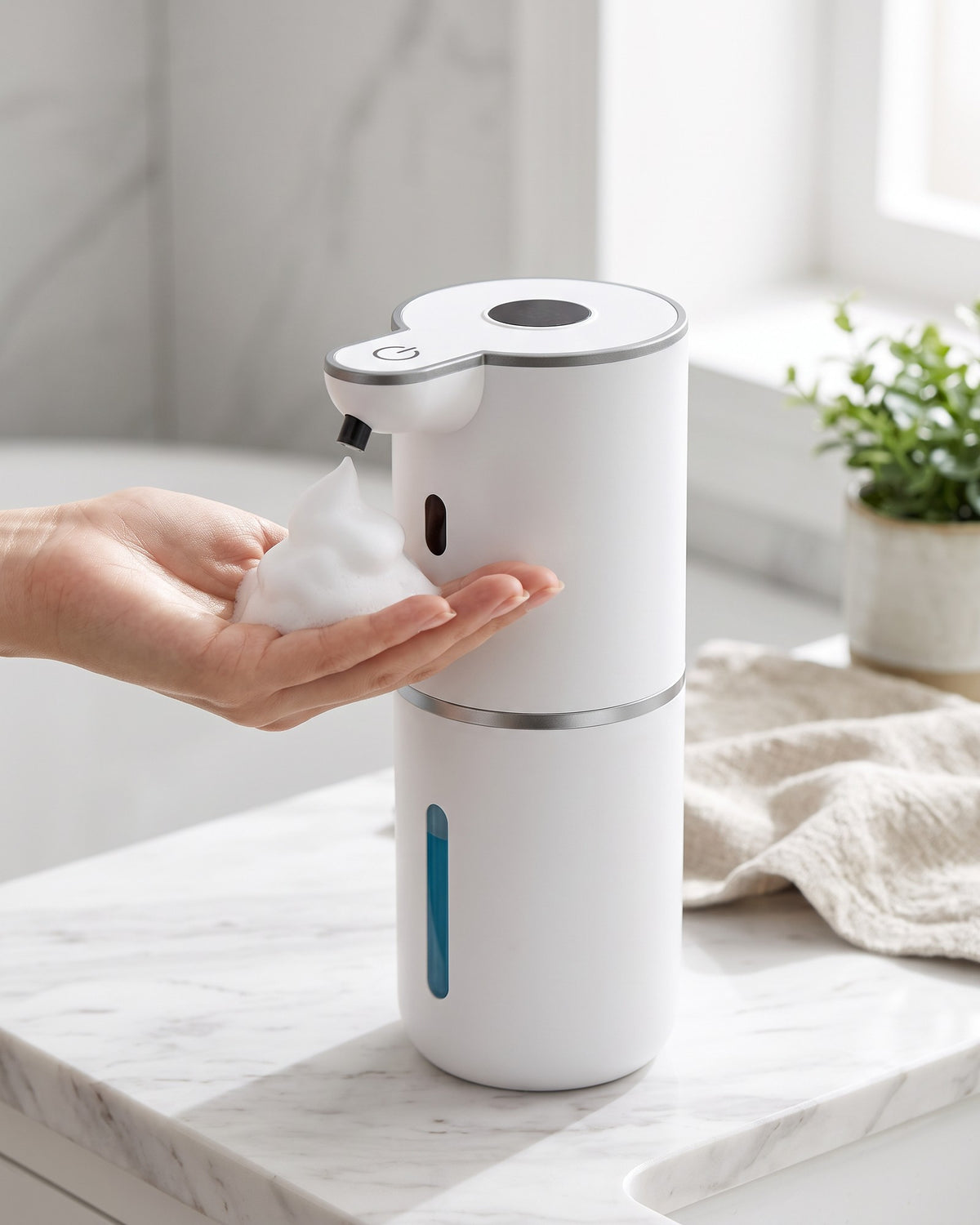 Dispenser de sabonete em espuma automático branco com espuma na mão
